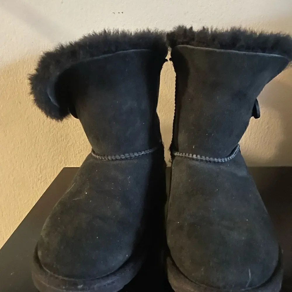UGG Kids Bailey Button II (Toddler/Little Kid) Size 2. Excellent